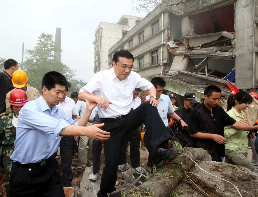 2008年5月19日，李克强同志在四川地震灾区察看灾情。新华社记者 兰红光 摄