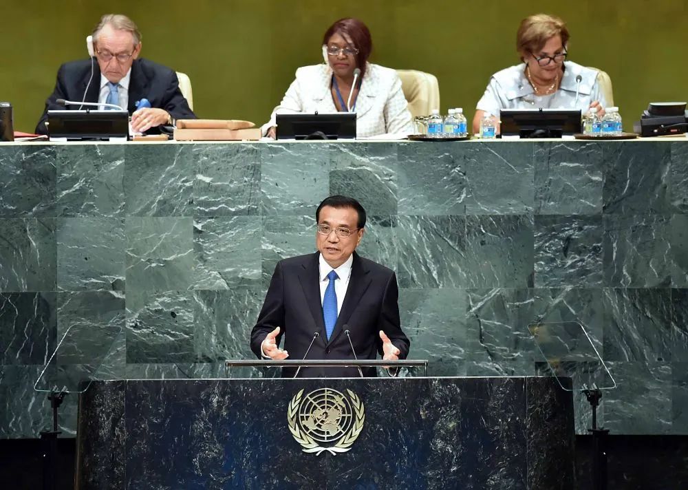 2016年9月21日，李克强同志在纽约联合国总部出席第71届联合国大会以“可持续发展目标：共同努力改造我们的世界”为主题的一般性辩论并发表题为《携手建设和平稳定可持续发展的世界》的讲话。新华社记者 李涛 摄
