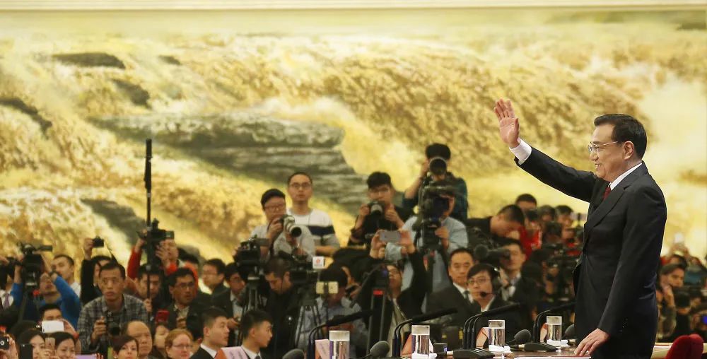 2016年3月16日，李克强同志在北京人民大会堂与中外记者见面，并回答记者提问。新华社记者 吕迅 摄
