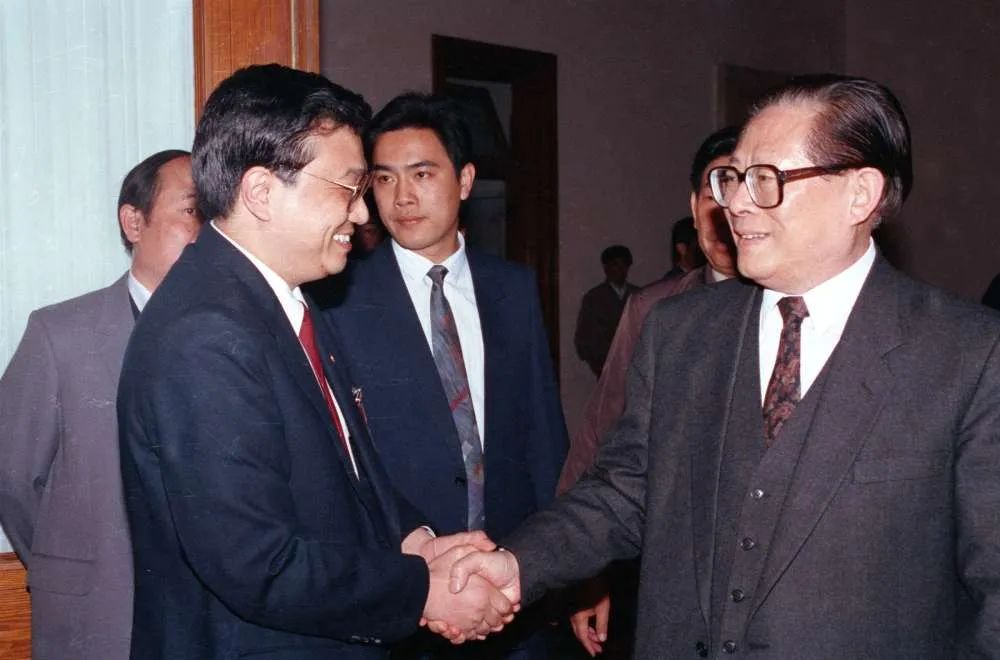 1993年5月3日下午，中国共产主义青年团第十三次全国代表大会在北京人民大会堂开幕。在5月3日上午的预备会议后，举行第一次主席团会议，推选李克强等同志为主席团常务主席。这是江泽民同志与李克强同志握手。新华社记者 郭占英 摄