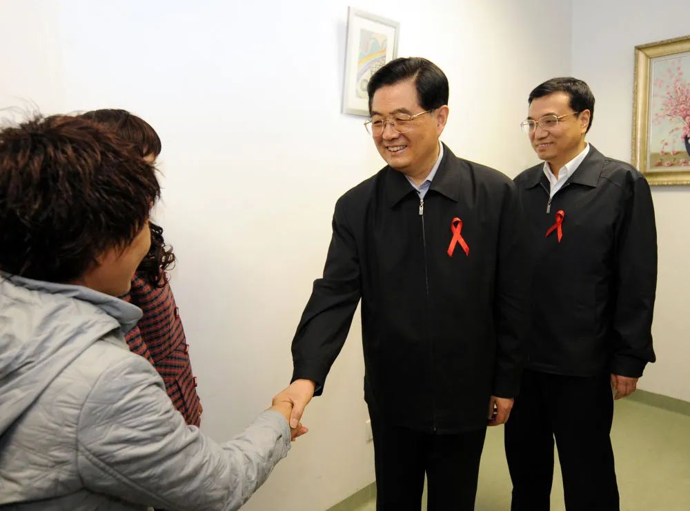2008年12月1日是第21个世界艾滋病日。胡锦涛同志和李克强同志来到北京地坛医院考察艾滋病防治工作。新华社记者 马占成摄
