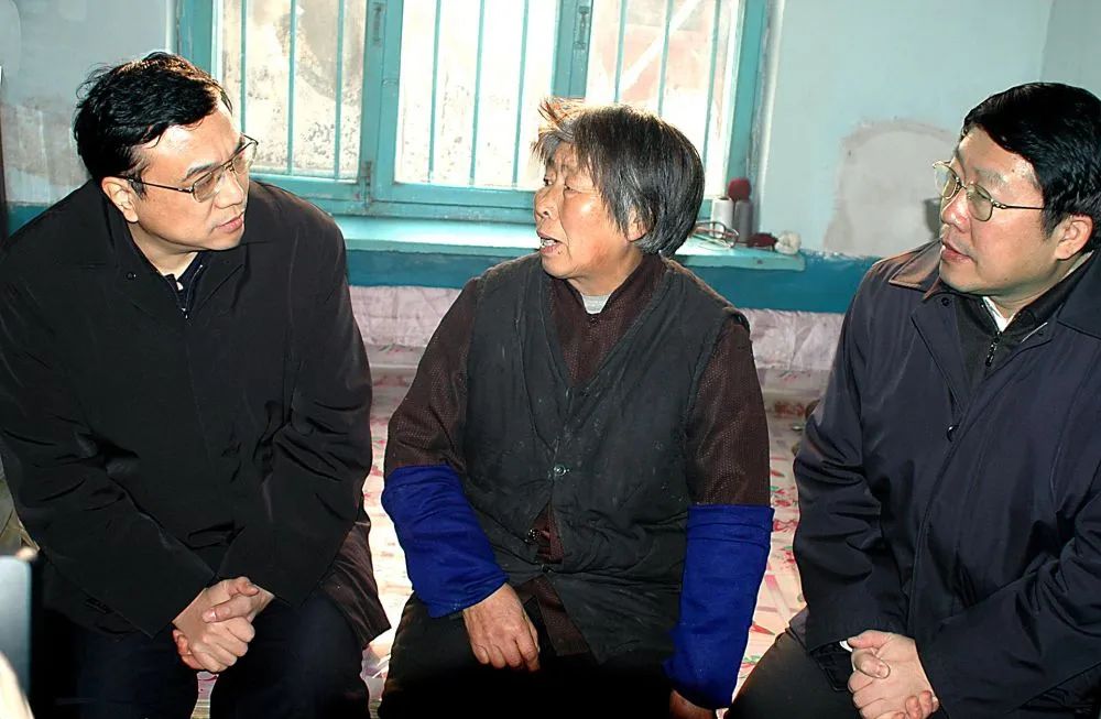 2004年12月26日，李克强同志到辽宁省抚顺市莫地沟棚户区居民王淑贞家中走访调研。新华社发