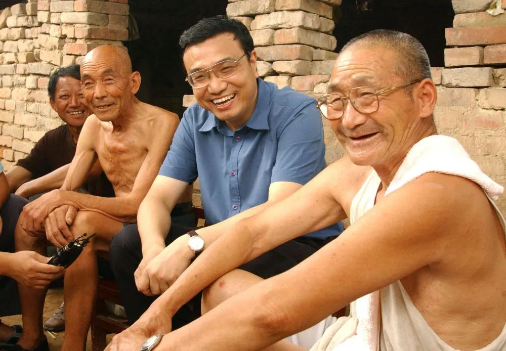 2003年8月8日，李克强同志在河南省新乡市调研。这是李克强同志在原阳县桥北乡马庄村与村民亲切交谈。新华社发（郭宇摄）