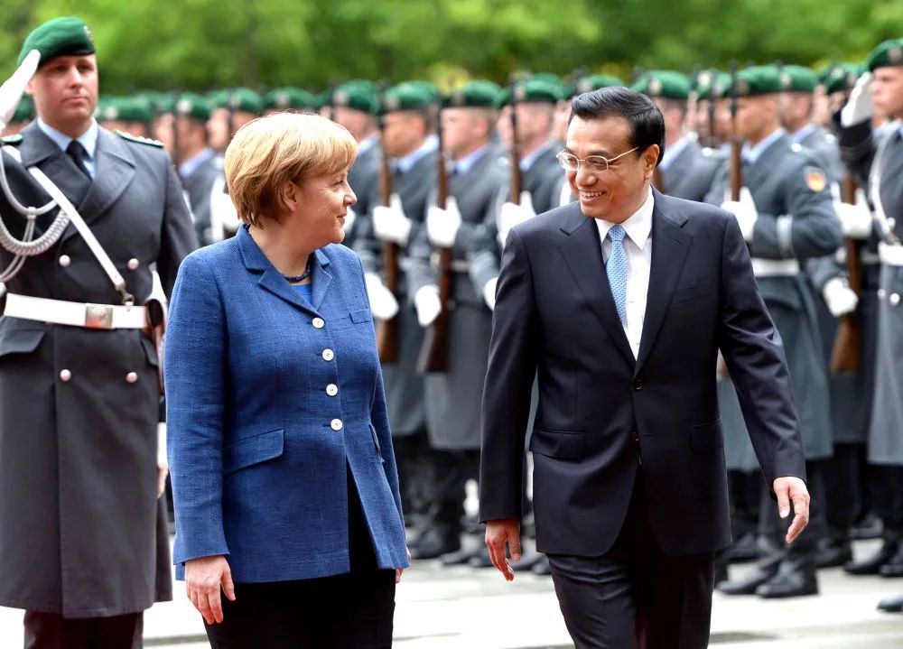2013年5月26日，李克强同志在柏林出席德国总理默克尔举行的欢迎仪式。新华社记者 马占成 摄