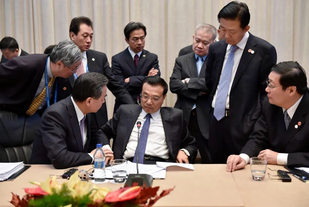 2014年12月16日，李克强同志在贝尔格莱德出席第三次中国－中东欧国家领导人会晤。这是会谈间隙，他与随行部长进行会商。新华社发